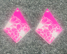 Load image into Gallery viewer, Long Diamond Floral Engraved